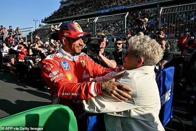 Lewis Hamilton rinde homenaje a sus madres en el Día de la Madre tras conseguir el primer podio para Ferrari