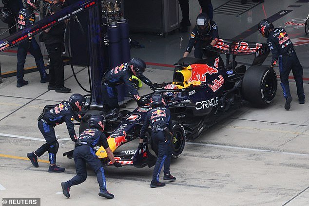 El furioso Max Verstappen advierte que las nuevas regulaciones de la F1 “morderán al deporte en el culo” después de verse obligado a abandonar el Gran Premio de China