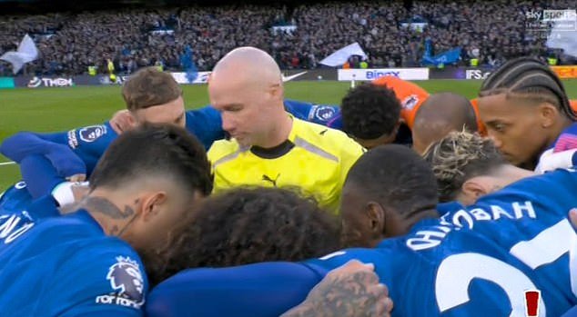 Chelsea abandonó su círculo central después del saque inicial, el truco se convirtió en “una distracción demasiado grande” y terminó con el árbitro atrapado en el medio.