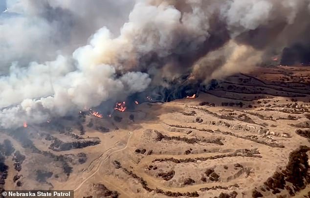 Tragedia cuando una abuela que huía de incendios forestales masivos muere mientras medio millón de acres se reducen a cenizas en Nebraska