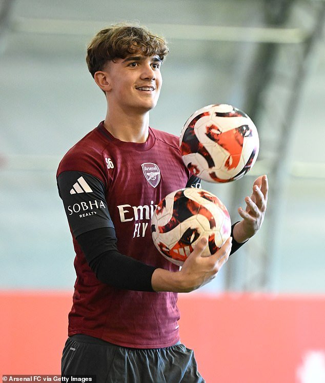 Revelado: cómo el nuevo héroe del Arsenal, Max Dowman, deslumbró a sus compañeros de equipo en los entrenamientos y humilló a jugadores que le doblaban la edad, el papel de su familia en su meteórico ascenso y la estrella de Inglaterra que lo tomó bajo su protección.