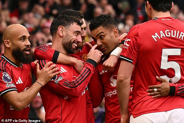 Bruno Fernandes alcanza un hito clave mientras Man United refuerza su control sobre el lugar en la Liga de Campeones con una victoria por 3-1 sobre Aston Villa, y hace que la decisión de final de temporada de Sir Jim Ratcliffe sobre Michael Carrick sea aún más difícil, escribe CHRIS WHEELER