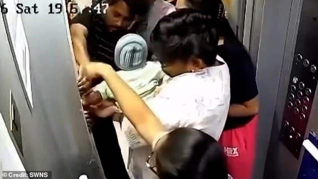 Momento en que un bebé queda atrapado en la puerta del ascensor en un incidente aterrador