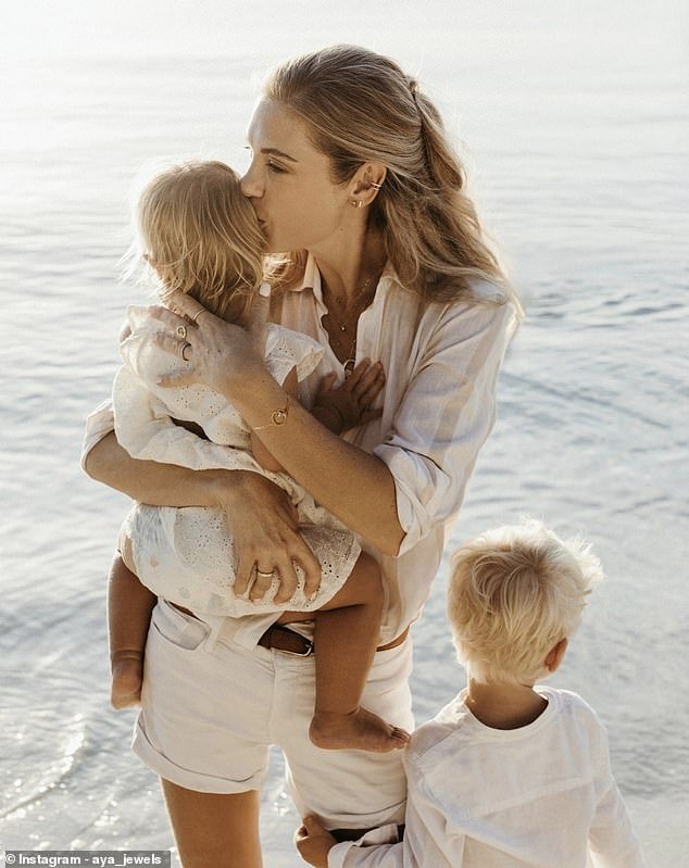 ¡Chelsy Davy da a luz! La exnovia del príncipe Harry anuncia el nacimiento de su tercer hijo el Día de la Madre y comparte su dulce nombre