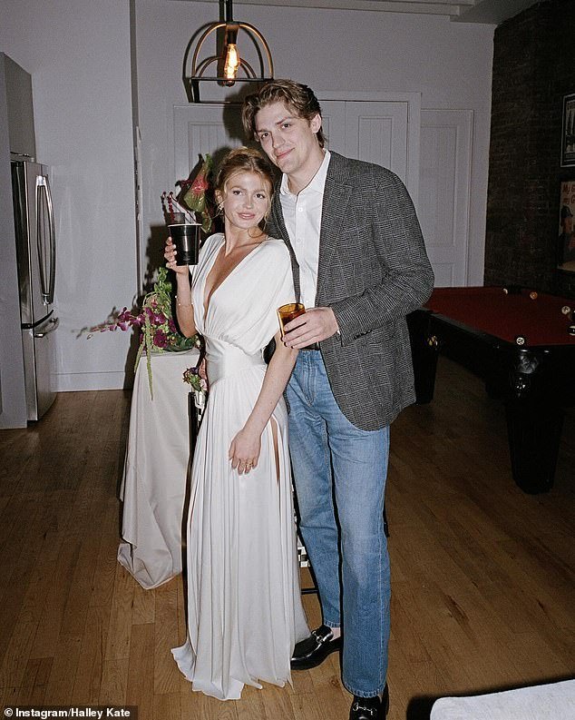 Influencer divide Internet después de criticar a sus amigas por vestirse de blanco en su fiesta de compromiso ‘discreta’: ‘Es salvaje’