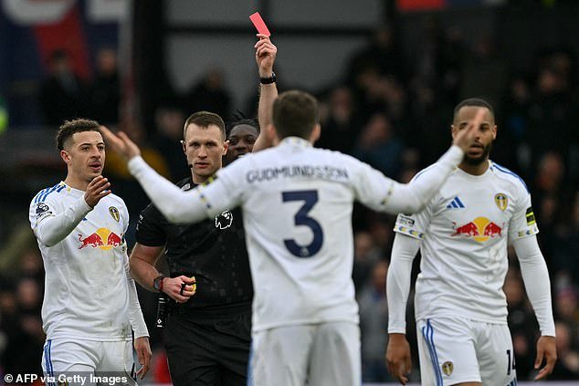 Crystal Palace 0-0 Leeds: el punto muerto de Selhurst Park se ve ensombrecido por otro grito del árbitro cuando el árbitro parece OLVIDAR que la estrella ya estaba en tarjeta amarilla