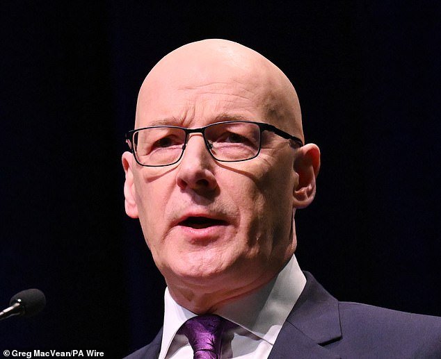 El primer ministro John Swinney dice que Celtic y Rangers “tardaron demasiado en decir algo” sobre los problemas de público en Ibrox