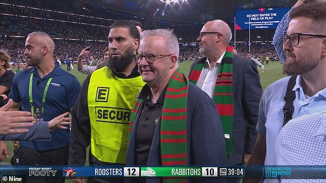 Cómo Anthony Albanese ‘sufrió un desaire vergonzoso’ antes de unirse a la invasión del campo de los aficionados al fútbol