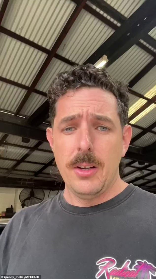 Un mecánico frustrado golpea el interruptor de combustible “sucio” de Albo y revela por qué espera que más autos se ARRUINEN, mientras los australianos instan a no entrar en pánico: “No tengan miedo”