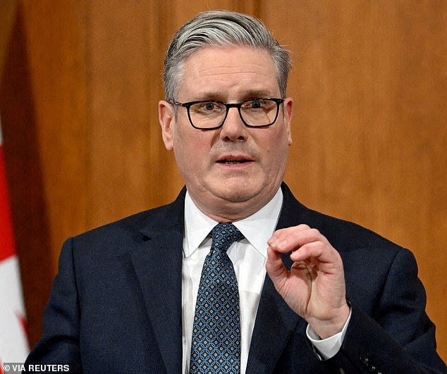 Starmer se niega a enviar buques de guerra: el primer ministro le dice a Trump que el Reino Unido “no está listo” mientras Estados Unidos pide ayuda para proteger el Estrecho de Ormuz