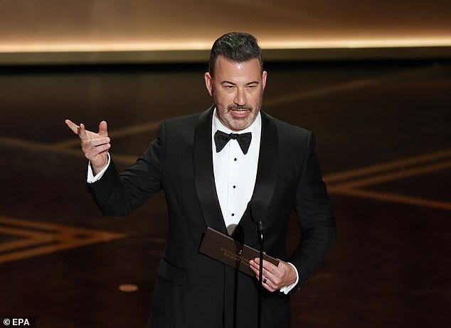 Secuaz de la Casa Blanca arremete contra el ‘sin clases’ Jimmy Kimmel tras burlarse del engreído ‘doctor del zapato’ de Melania