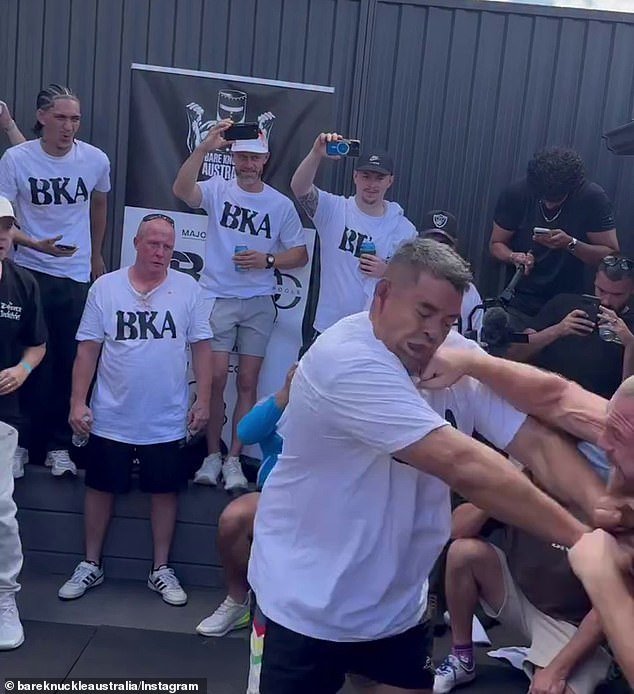 Vea el brutal momento en que la estrella del fútbol es noqueada en un combate de boxeo a puño limpio en el patio trasero