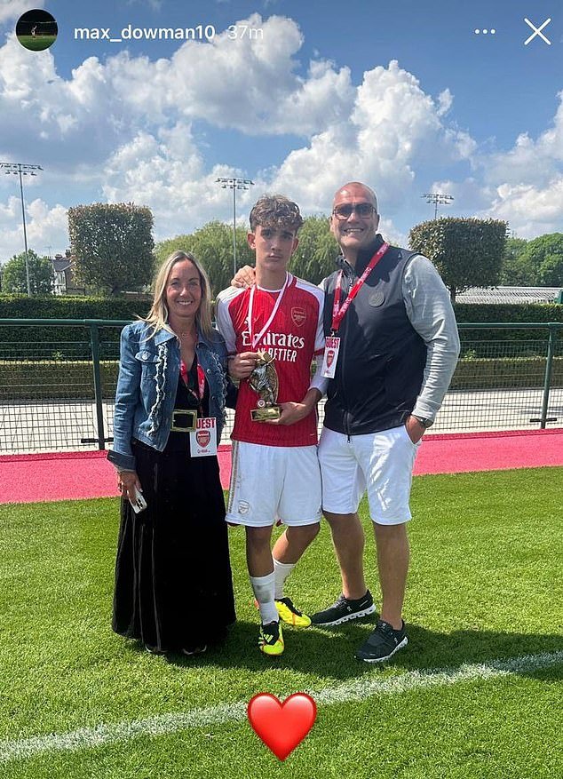 El padre de Max Dowman ataca al entrenador “casi fraudulento” de su hijo prodigio de 16 años que “apagó los conos”, pero ahora concede entrevistas a los medios sobre cómo ayudó a convertirlo en una estrella del Arsenal.