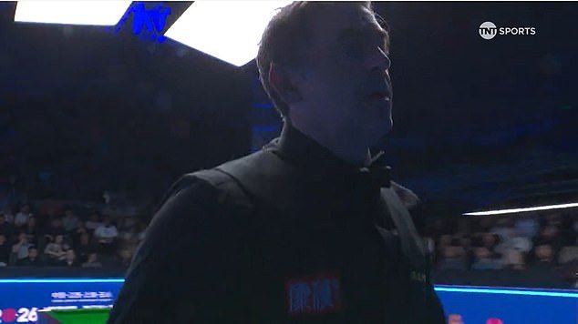 Ronnie O’Sullivan SALE de su partido de billar del Abierto Mundial minutos después de haber comenzado, quejándose de un problema con su CHALECO.