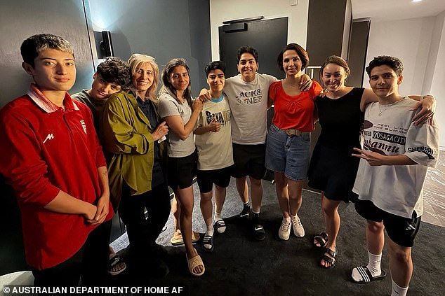 Cinco ‘traidores’ del fútbol femenino iraní que pidieron asilo en Australia dan la vuelta y planean regresar a Irán después de ‘ser amenazados e intimidados’