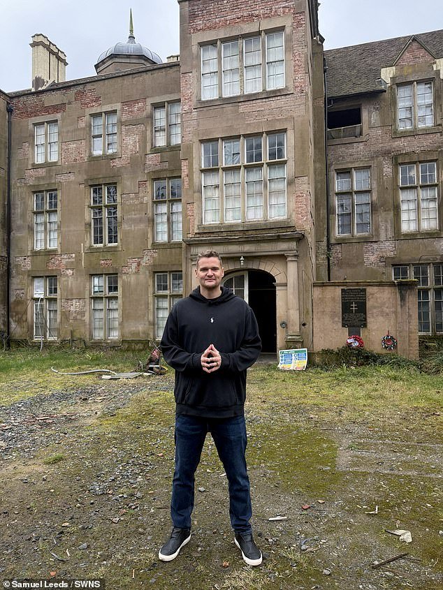 El ‘gurú’ inmobiliario británico, objeto de burlas en línea por alquilar un jet privado de £150.000 a los Emiratos Árabes Unidos, sufrirá una enorme pérdida en su castillo de 20 habitaciones.