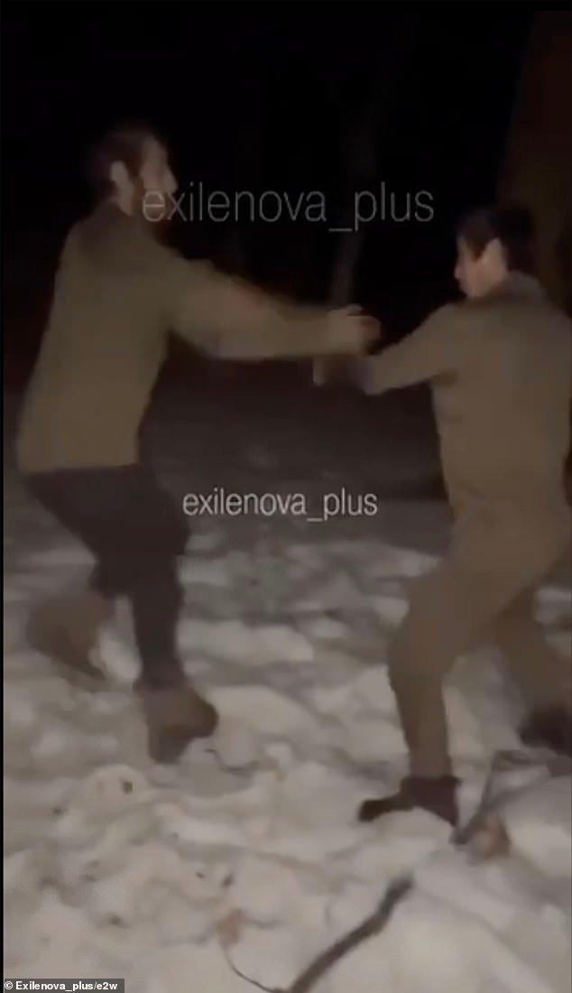 Los despiadados comandantes de Putin obligan a dos soldados aterrorizados a luchar con un perdedor atado a un árbol en condiciones deficientes como “castigo”