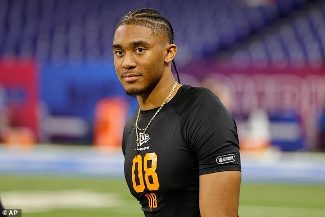 El prospecto negro de la NFL provoca un debate racial al decir que los equipos quieren que deje de jugar como QB debido a su color