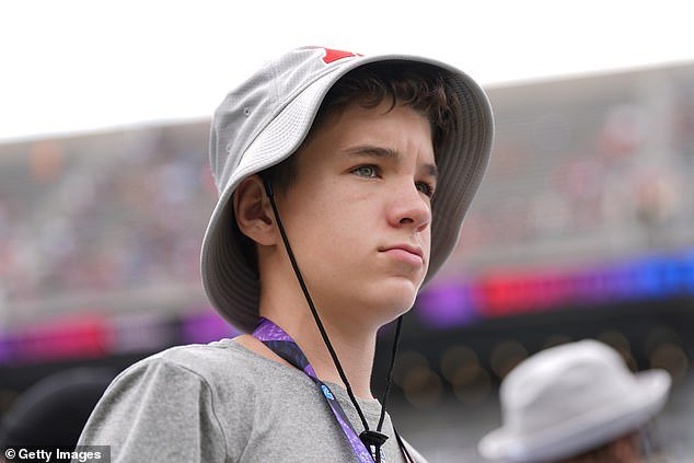 Marshall, el hijo de 14 años de Peyton Manning, causa frenesí en las redes sociales cuando surgen imágenes del evento de la escuela secundaria