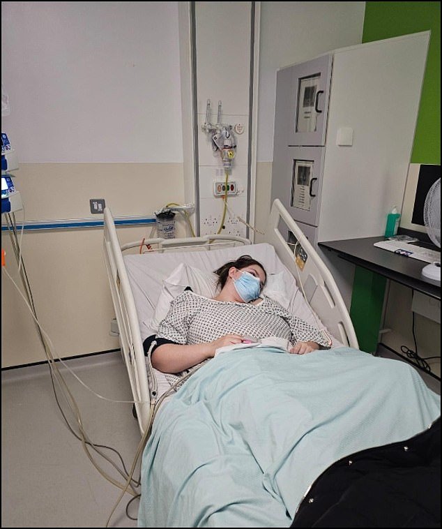 Madre comparte una inquietante foto de su hija de 19 años hospitalizada con meningitis después de ir a un club nocturno para celebrar su cumpleaños.