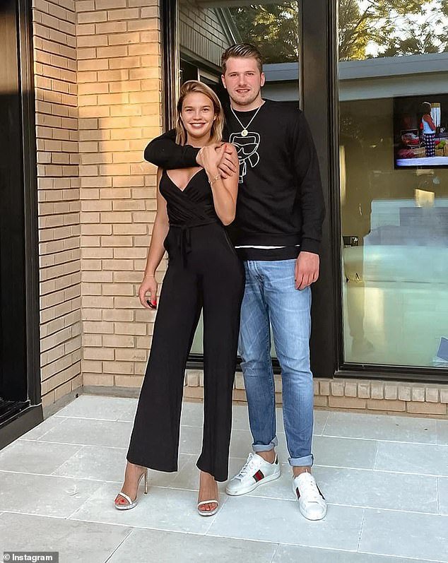 La estrella de la NBA Luka Doncic está lanzando un nuevo ataque contra su ex novia de la infancia… mientras ella se esconde con sus hijas en la antigua mansión de su madre, en medio de rumores de un romance de alto perfil.