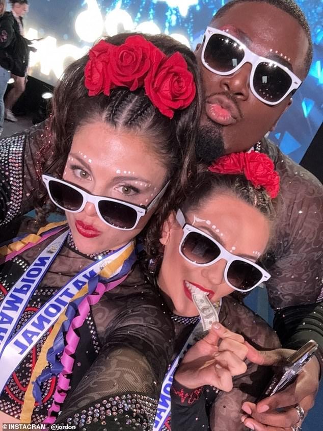 La novia de Bill Belichick, Jordon Hudson, se llama a sí mismo un ‘buscador de oro’ en una brutal publicación en Instagram después de la victoria de las porristas