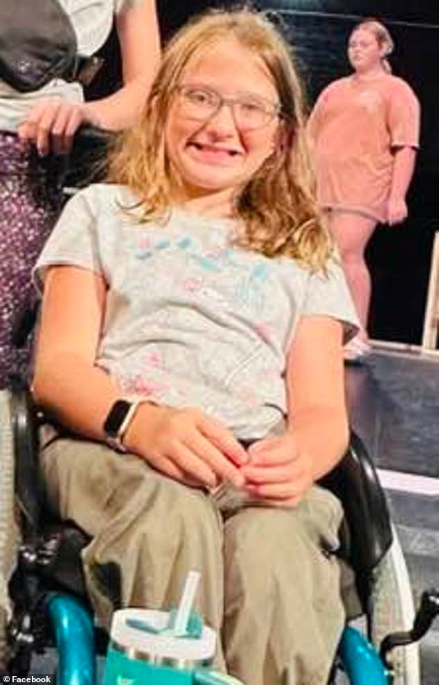 Niña de 12 años, molesta después de que una icónica banda de rock le impidiera cantar en el escenario con ellos porque usa silla de ruedas.