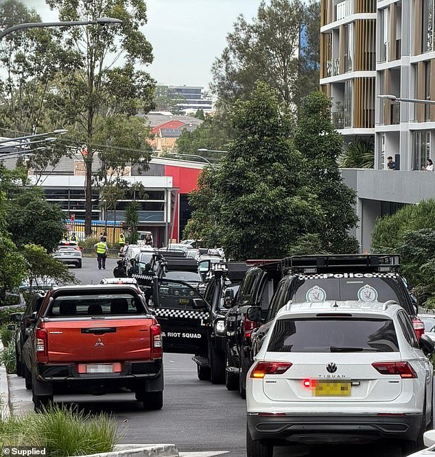 Una operación policial masiva cierra el bloque de Lidcombe mientras se insta a los residentes a evitar el área