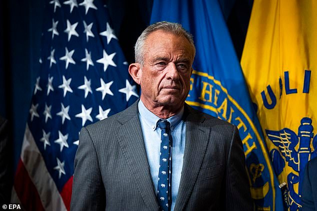 El juez bloquea la revisión de las vacunas infantiles de RFK Jr., que redujo la cantidad de vacunas recomendadas