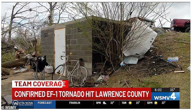La familia se esconde durante la noche en un búnker para sobrevivir al monstruoso tornado que arrasó su casa mientras tormentas devastadoras causan estragos en todo Estados Unidos.