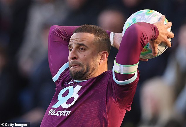‘Deja el juego antes de que el juego te deje a ti’: Kyle Walker revela que está considerando retirarse después de mudarse ‘mentalmente difícil’ a Burnley, pero le cuesta saber qué hacer después de dejar el fútbol