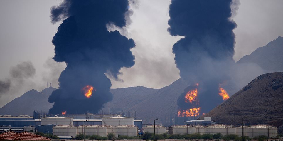 El ataque con aviones no tripulados iraníes contra una importante terminal petrolera de los Emiratos Árabes Unidos provoca el segundo incendio en tantos días como el ataque a un petrolero del Golfo: actualizaciones en vivo