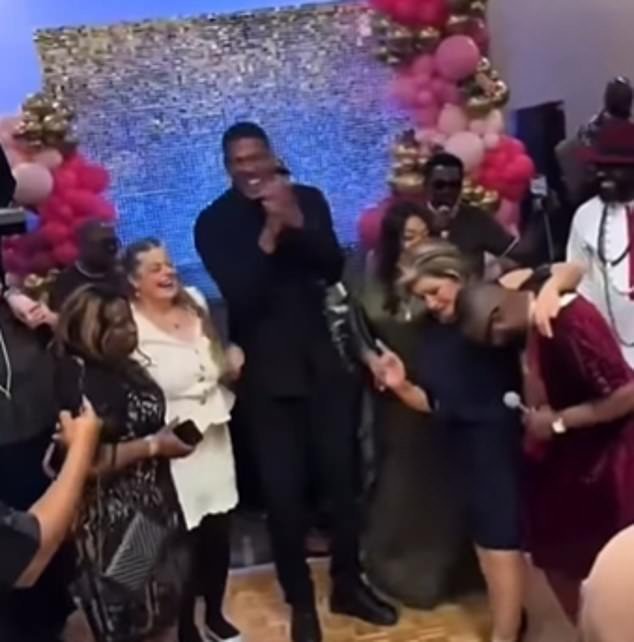 Imágenes conmovedoras muestran a Anthony Joshua bailando con las mamás de sus dos amigos fallecidos, después del sincero discurso del Día de la Madre