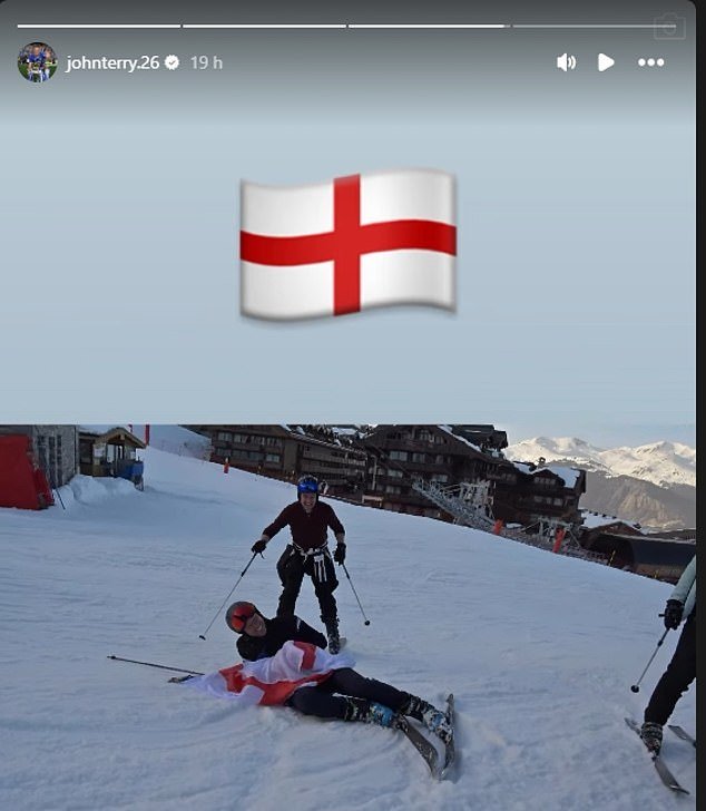 John Terry llega a las pistas de esquí de Courchevel después de “beber todo el día y romper tequilas” antes de esquiar con la bandera de San Jorge en la mano.