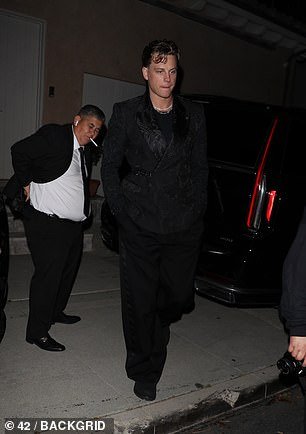 Joe Burrow consolida su lugar como el soltero más elegible de la NFL al ser visto con Tate McRae y Alix Earle en la deslumbrante fiesta posterior a los Oscar.