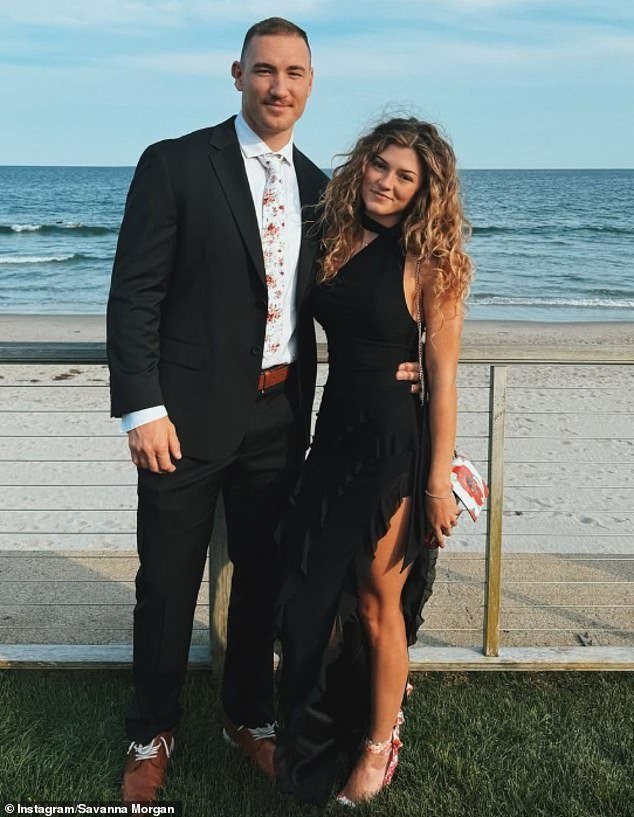 La devastada prometida de una ex estrella del fútbol universitario asesinada apenas un mes después de la propuesta rinde un desgarrador homenaje a su ‘alma gemela’