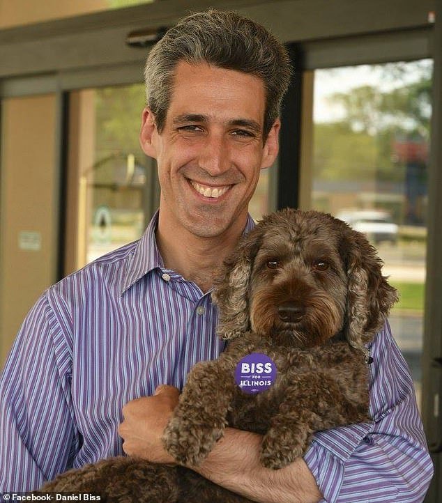 El congresista demócrata se vio sumido en el escándalo tras ser acusado de una “relación inapropiada” por Jeopardy! candidato al que ya ha enseñado