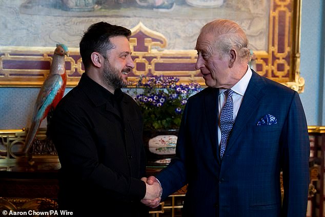 Zelensky se dirige a Gran Bretaña para conversar mientras Starmer se esfuerza por poner fin a la crisis de Medio Oriente, dando una “beneficio” a la maquinaria de guerra de Ucrania de Putin.