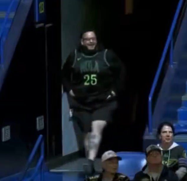 Fanático de la NBA sufre humillante mal funcionamiento de vestuario en momento viral de ‘Dance Cam’