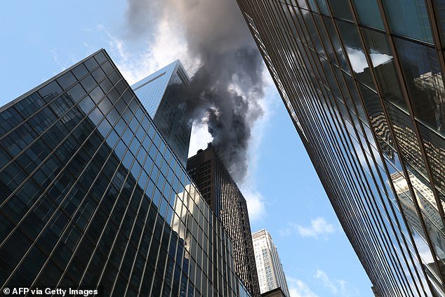 Rascacielos se incendia en Midtown Manhattan cerca de la ruta del desfile del Día de San Patricio
