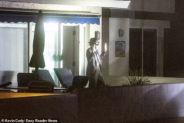 Mujer transgénero vestida como BLUES BROTHER asesinó a un desarrollador millonario de 92 años en su impresionante casa frente a la playa, dice la policía