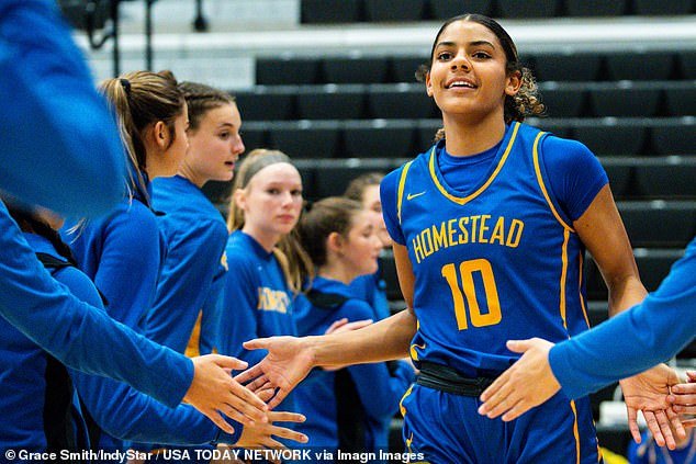 La recluta de baloncesto de élite se somete a una cirugía de espalda de emergencia después de resultar herida en un accidente automovilístico camino a la escuela