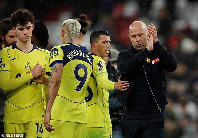 “Si nuestros aficionados están molestos, debo haber hecho muchas cosas mal”: el técnico del Liverpool, Arne Slot, admite que ha cometido errores esta temporada, pero insiste en que PUEDE cambiar las cosas venciendo al Galatasaray