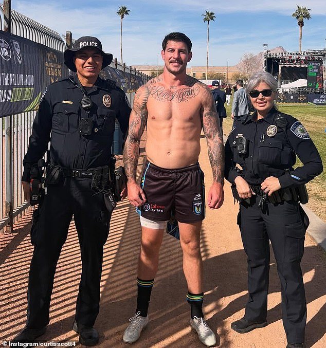 El chico malo del fútbol americano, Curtis Scott, puesto tras las rejas tras ser acusado de agredir a un policía tras una supuesta pelea por palos de palmas.