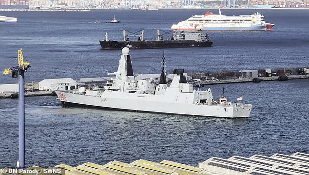 Un buque de guerra británico que no tiene prisa por ir a la guerra TODAVÍA está en Gibraltar