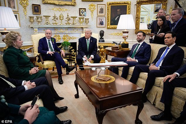 ¿Cómo se siente estar retenido por el hombre más poderoso del mundo? Nuestro corresponsal que cubrió la visita del Taoiseach a la Casa Blanca hizo la pregunta más intrigante en la Oficina Oval y Donald Trump lo llamó después para una charla rápida…