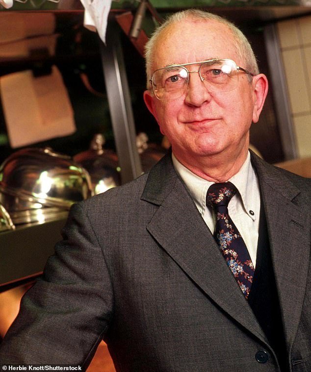 CHRISTOPHER STEVENS sobre el autor Len Deighton, fallecido a los 97 años: el maestro de espías cuyas intrigas de alto octanaje se apoderaron “como los pantalones de montar de la princesa Ana”