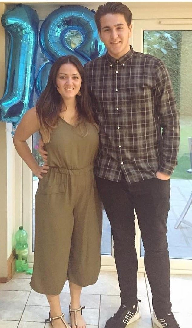 Mi querido hermano nos dijo que se sentía mal. Unos días después murió a causa de una cepa de meningitis, por lo que pocos están vacunados contra la enfermedad.