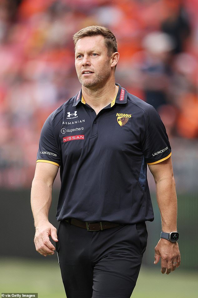 El entrenador de la AFL revela por qué estaba FELIZ cuando vio el video del arresto de dos de sus estrellas en los EE. UU.