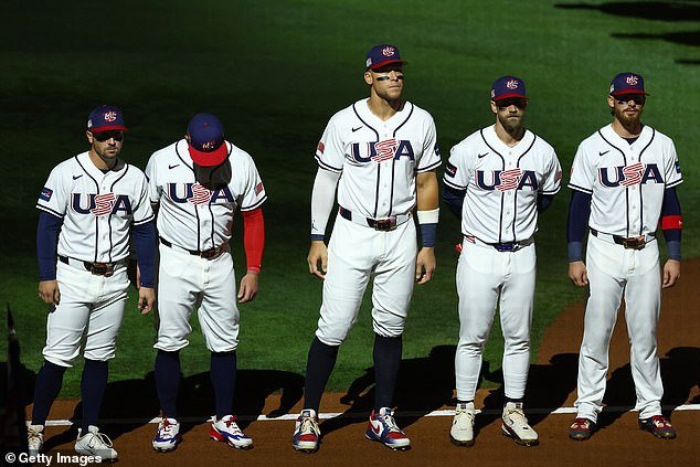 Estrellas del béisbol estadounidense criticadas por gesto ‘vergonzoso’ durante el himno nacional antes de la final del CMB contra Venezuela